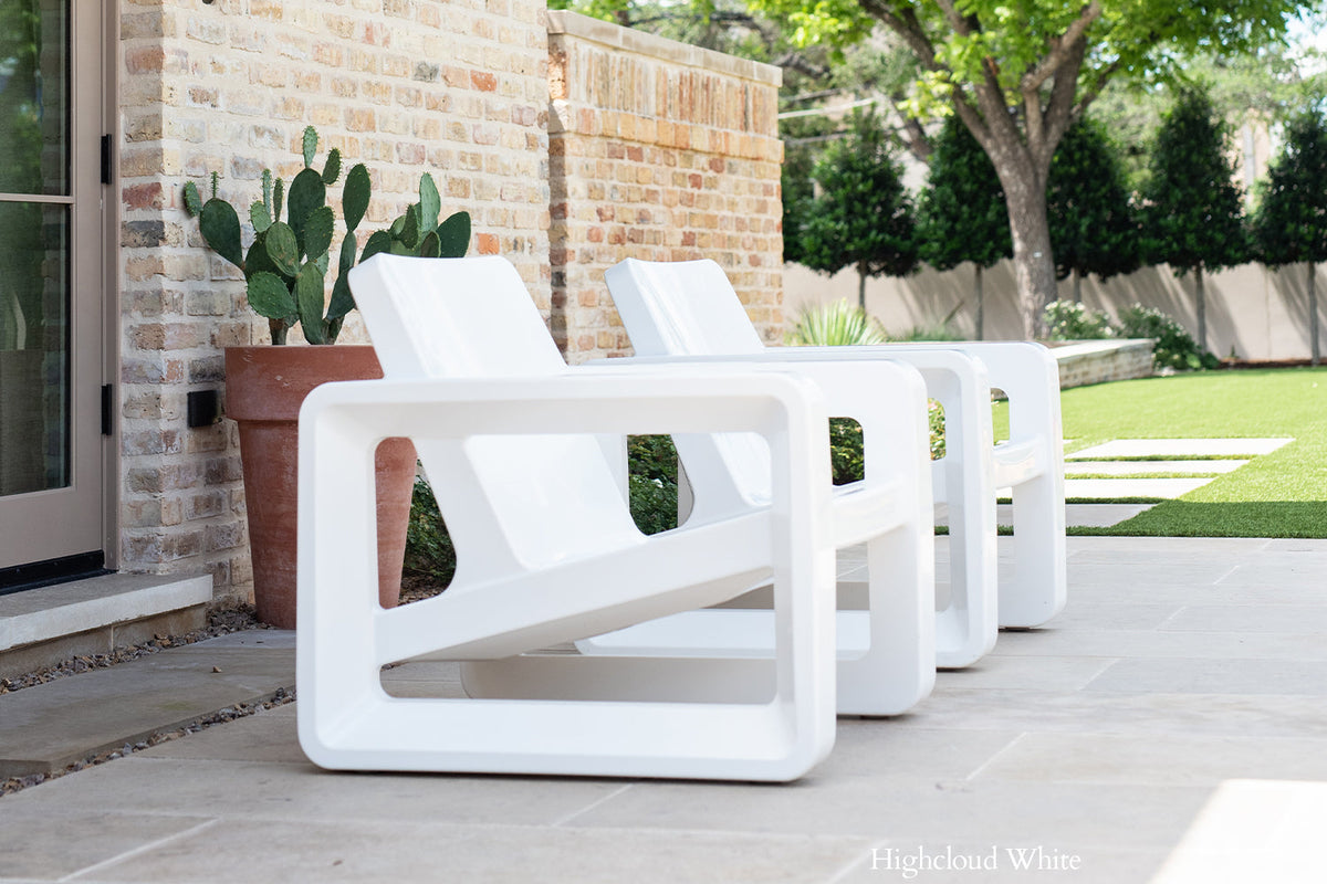 Deck Outdoor Lounge Chair, white, styled in a real room