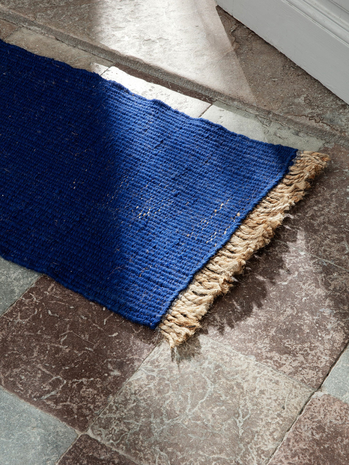 Block Jute Mat, Bright Blue/Natural, pile and weave texture close up