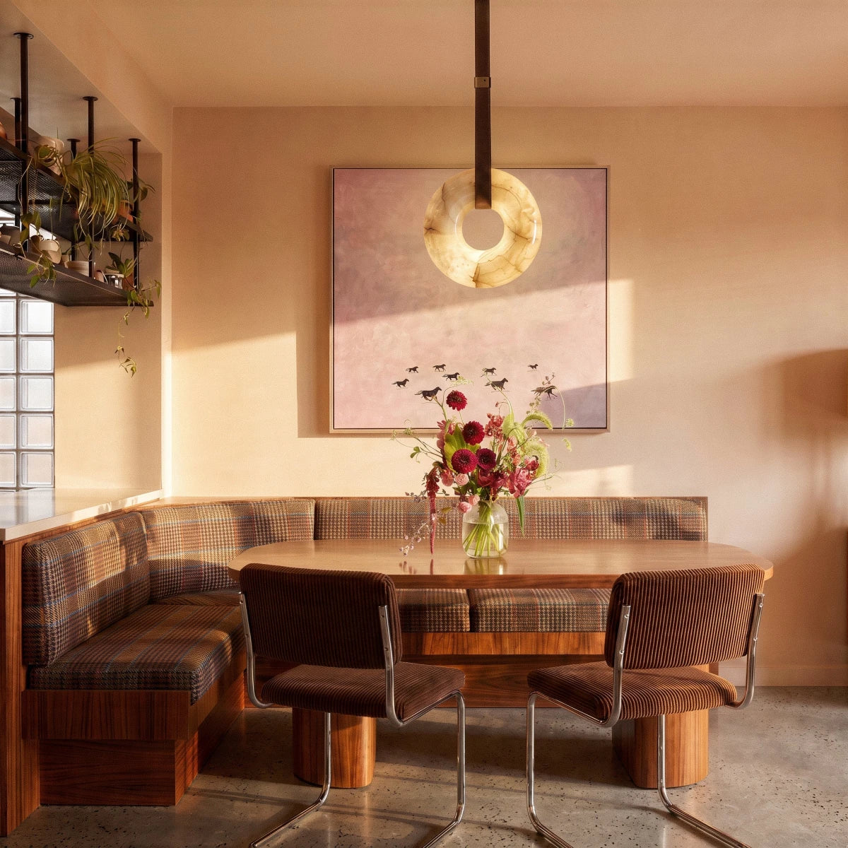Cingeto Alabaster Pendant Light, top of the shade in detail