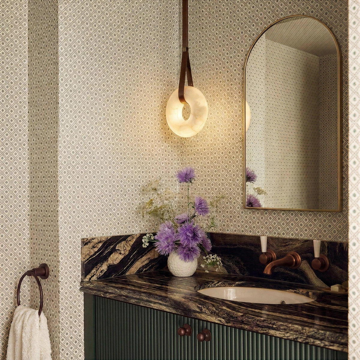 Cingeto Alabaster Pendant Light, close up of the finish and material