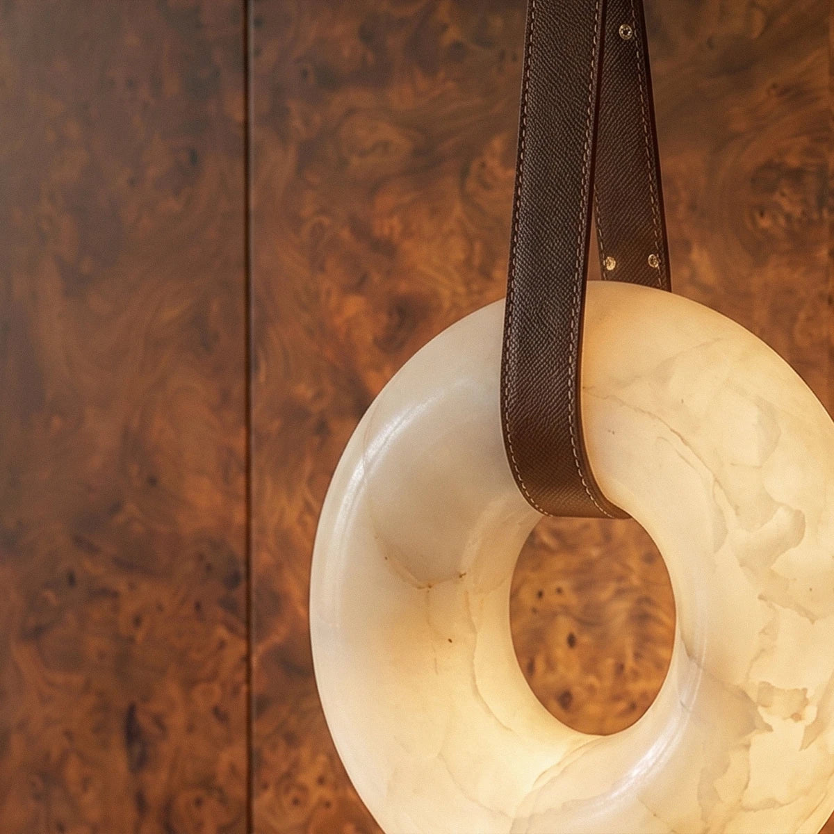 Cingeto Alabaster Pendant Light, glow and light quality close up