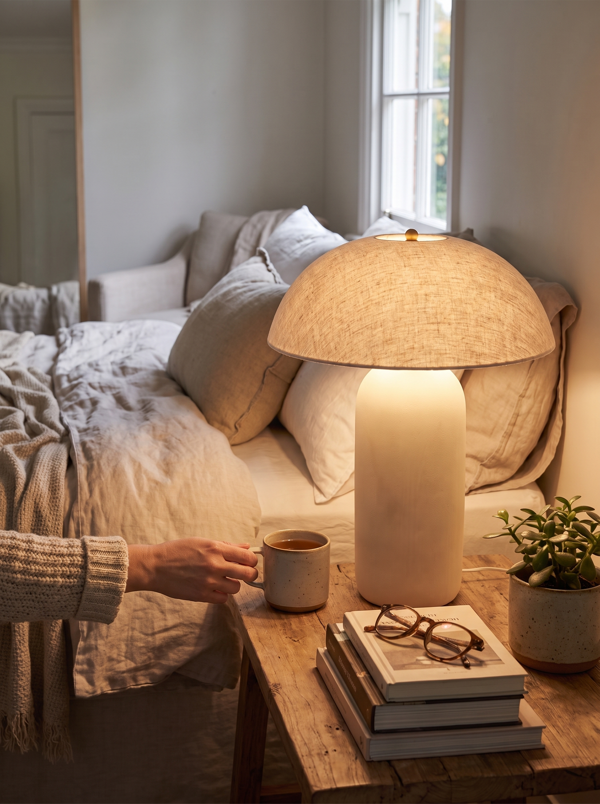 Elanor lamp warm light on glaze