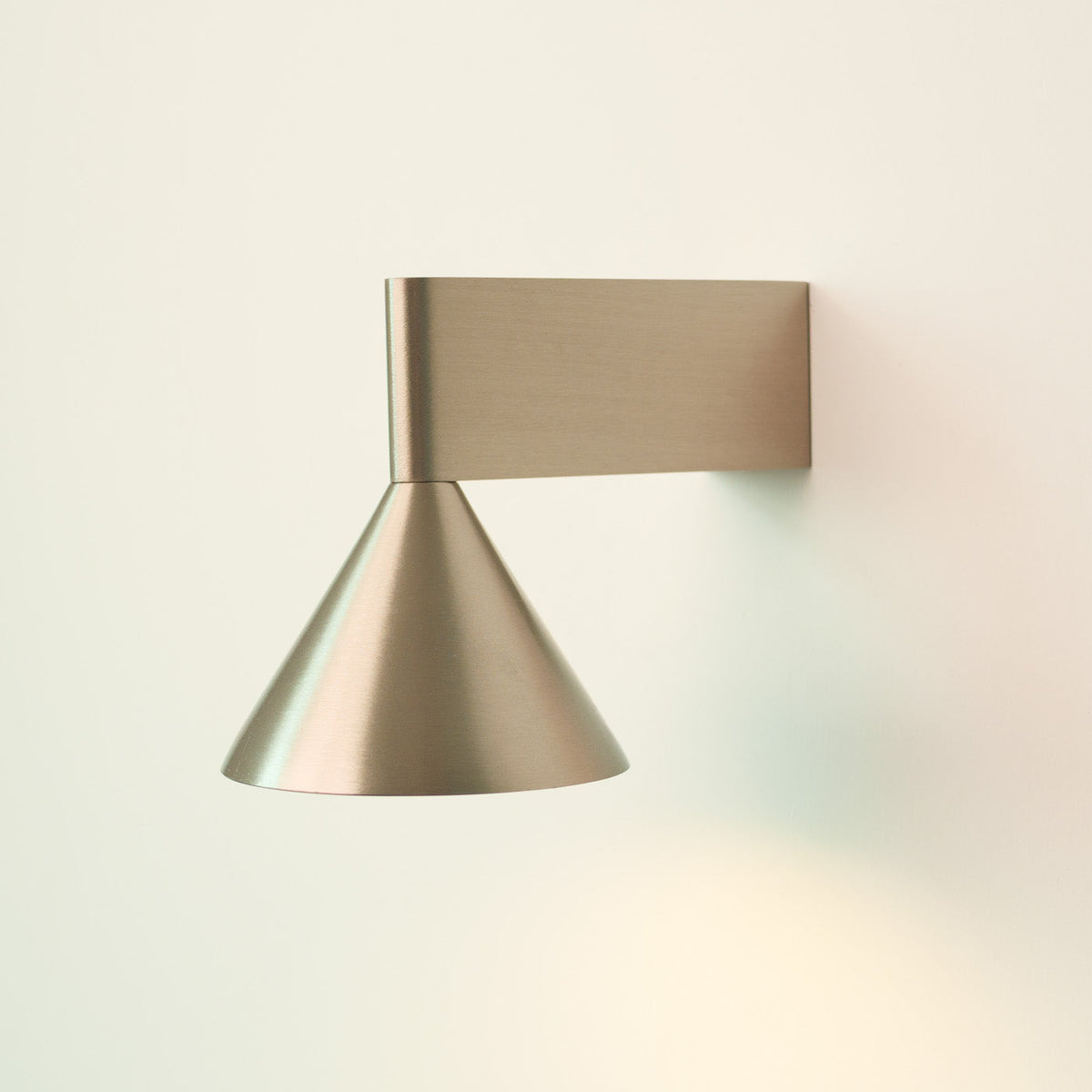Staccato Modern Minimalist Wall Light, full fixture view