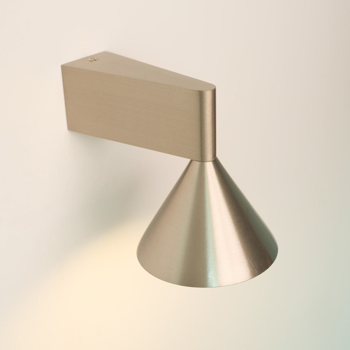 Staccato Modern Minimalist Wall Light, shade and diffuser detail