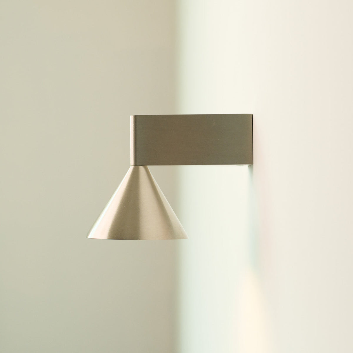 Staccato Modern Minimalist Wall Light, side profile
