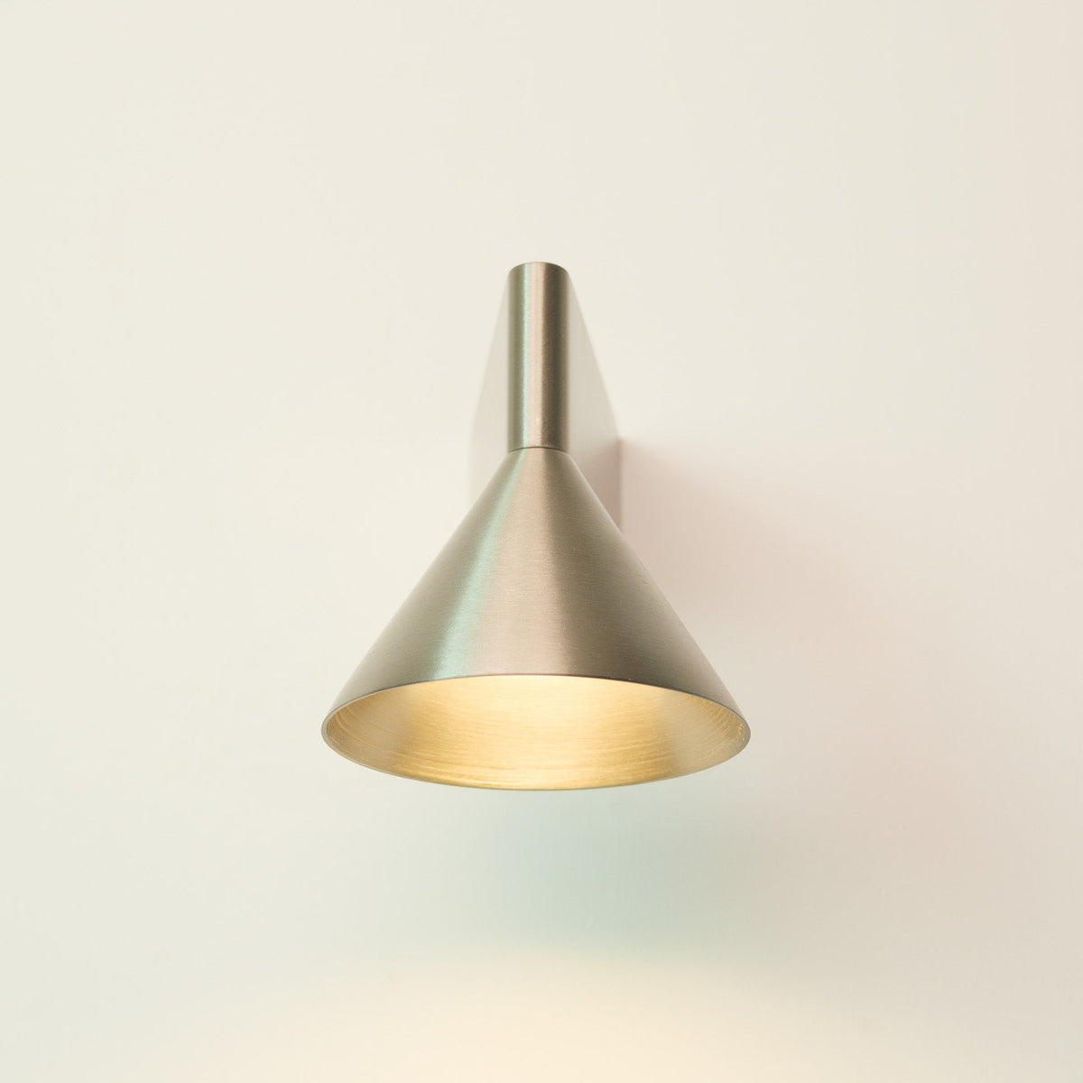 Staccato Modern Minimalist Wall Light, finish and hardware close up