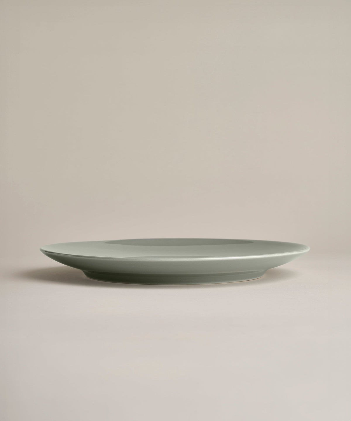 Stoneware Glossy Big Plate Set, rim and edge detail