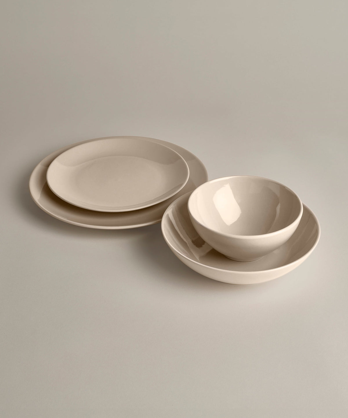 Stoneware Glossy Core Set, Dune, place setting in use